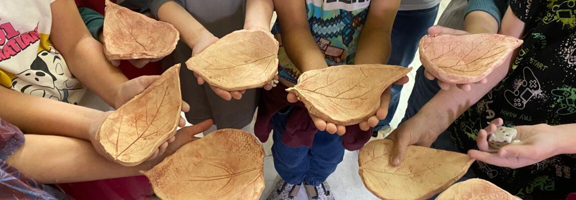 Děti v keramickém kroužku pilně pracují